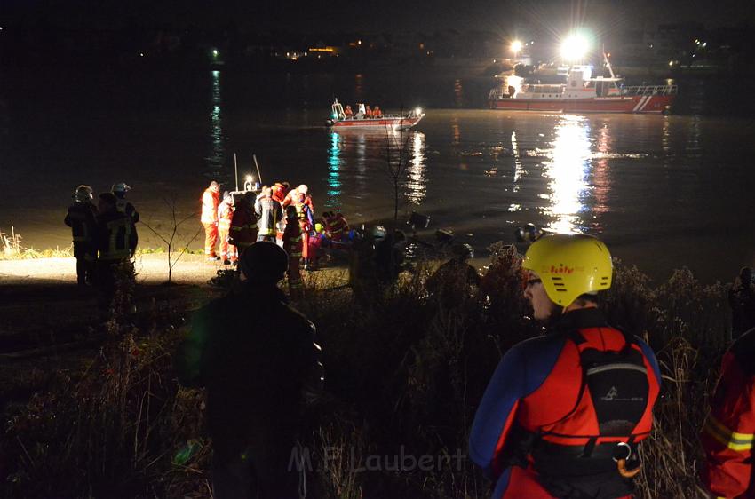 Einsatz BF Koeln PKW im Rhein Mondorf Hersel P101.JPG